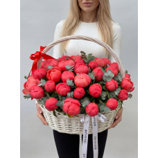 41 коралловый пион в корзине