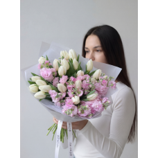 Белые тюльпаны с маттиолой
