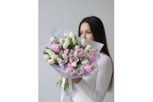 Белые тюльпаны с маттиолой