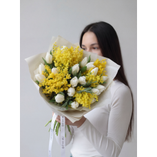 Белые тюльпаны с мимозой