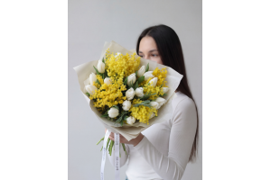 Белые тюльпаны с мимозой